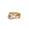 Shell acrylic heart ring in 18K gold-plated stainless steel with shell and acrylic.