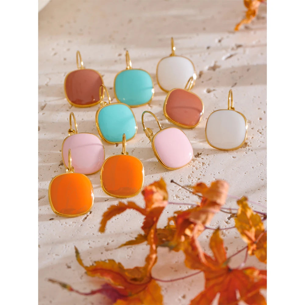 Enamel geometric earrings in gold-plated stainless steel with enamel.