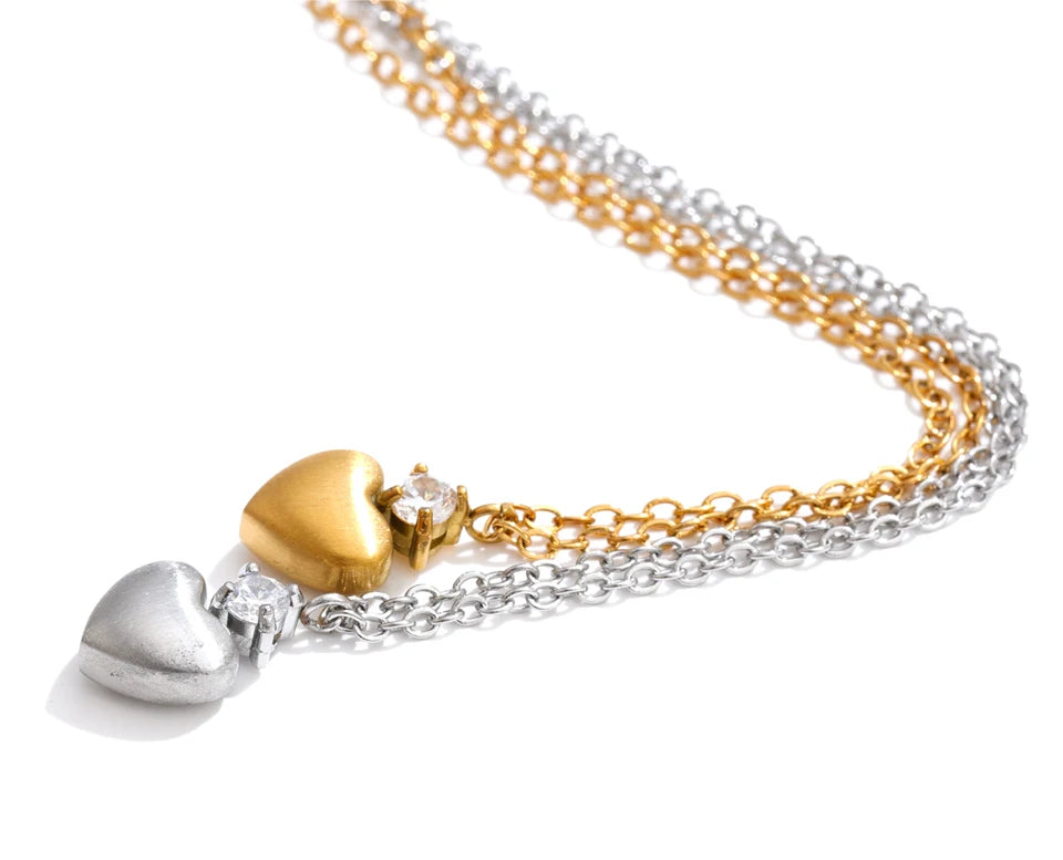 Cubic zirconia heart necklace in gold-plated stainless steel with cubic zirconia.
