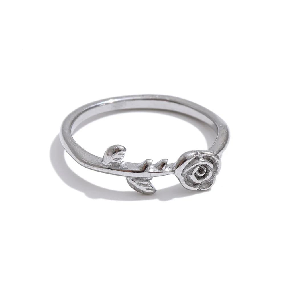 Flower geometric ring in 18K gold-plated stainless steel.