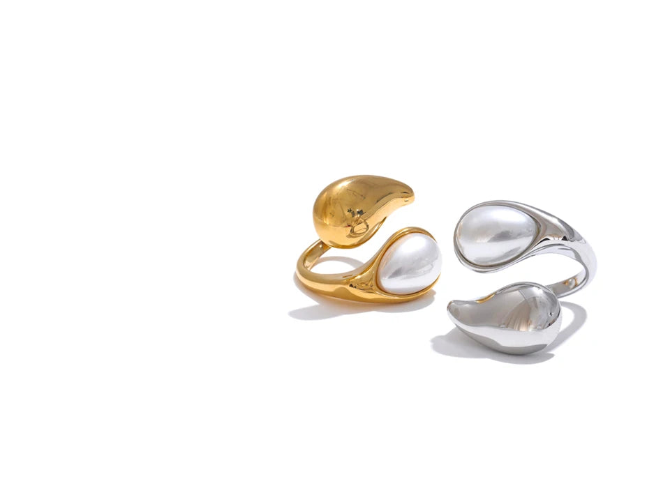 Pearl geometric ring in gold-plated stainless steel with pearl.