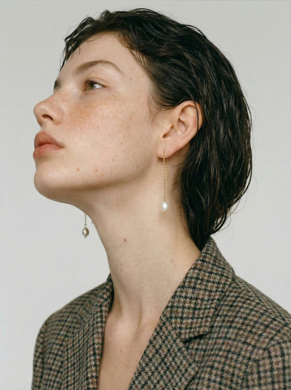 Freshwater pearl geometric chain earrings in gold-plated stainless steel with freshwater pearl.