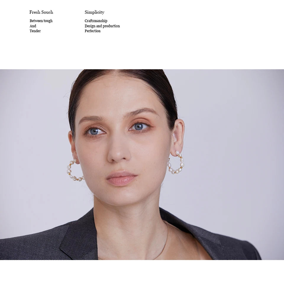 Freshwater pearl geometric earrings in gold-plated stainless steel with freshwater pearl.