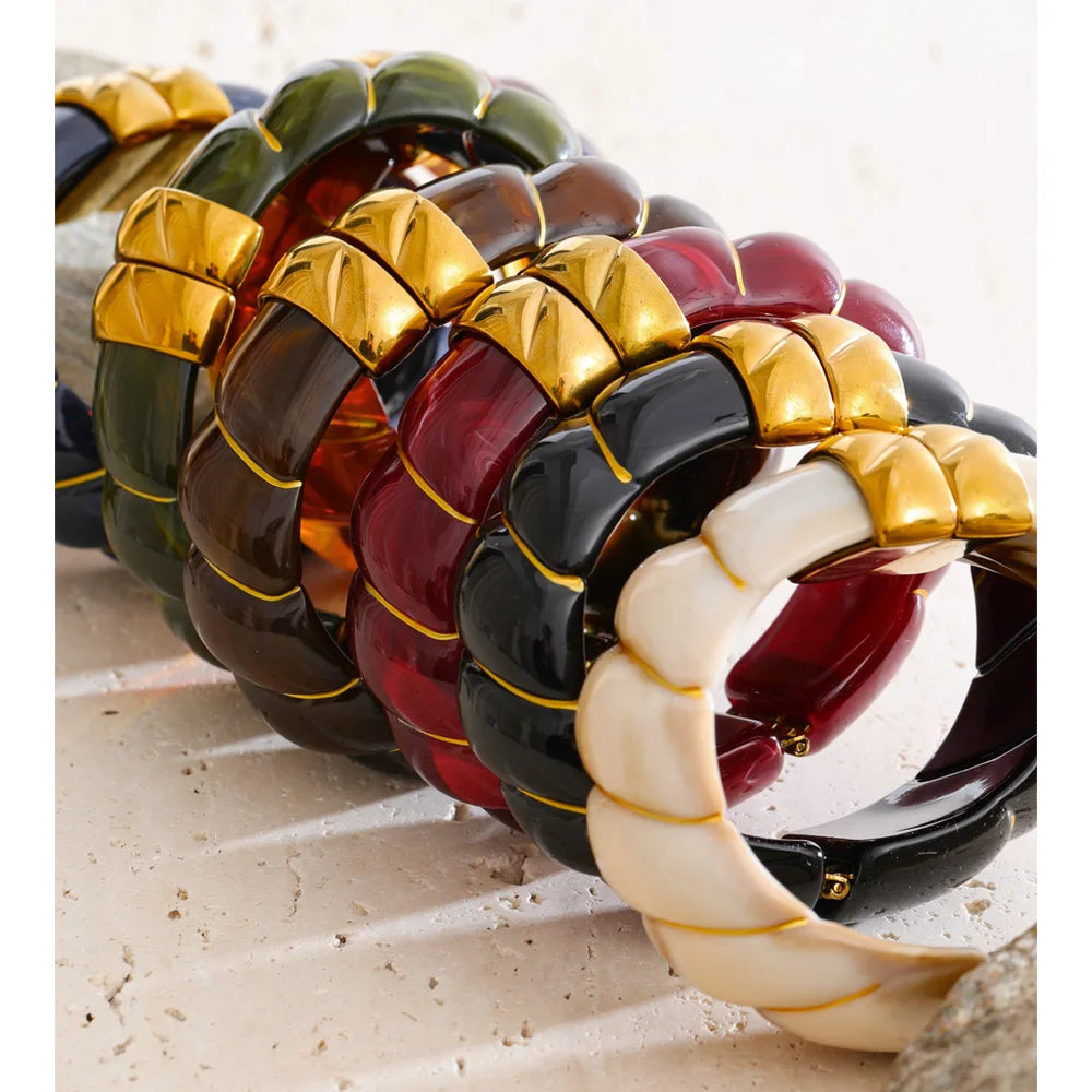 Resin acrylic multi-color bracelet in gold-plated stainless steel with resin and acrylic.