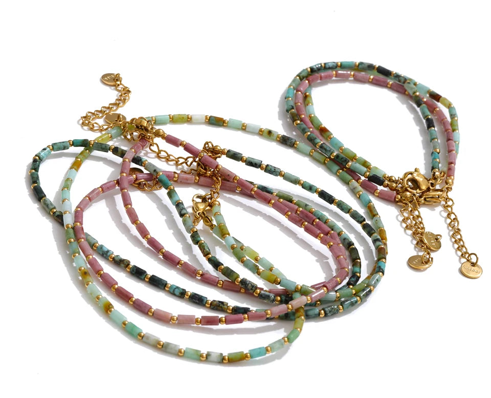 Natural stone beaded geometric necklace in gold-plated stainless steel with natural stone.