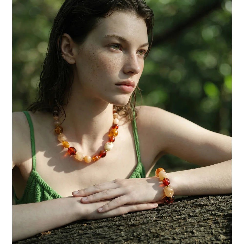 Resin acrylic beaded necklace in gold-plated stainless steel with resin and acrylic.