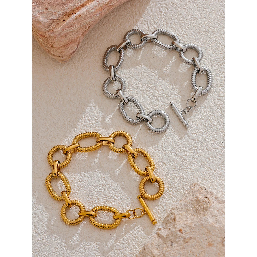 Hammered geometric chain necklace in gold-plated 316L stainless steel.