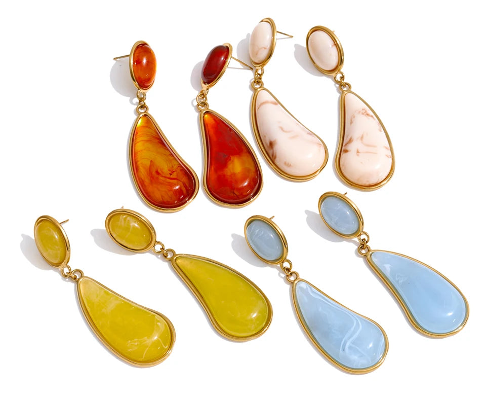 Resin acrylic geometric earrings in gold-plated stainless steel with resin and acrylic.