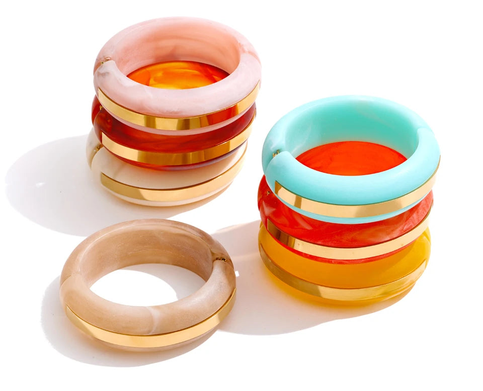 Resin acrylic geometric bracelet in gold-plated stainless steel with resin and acrylic.