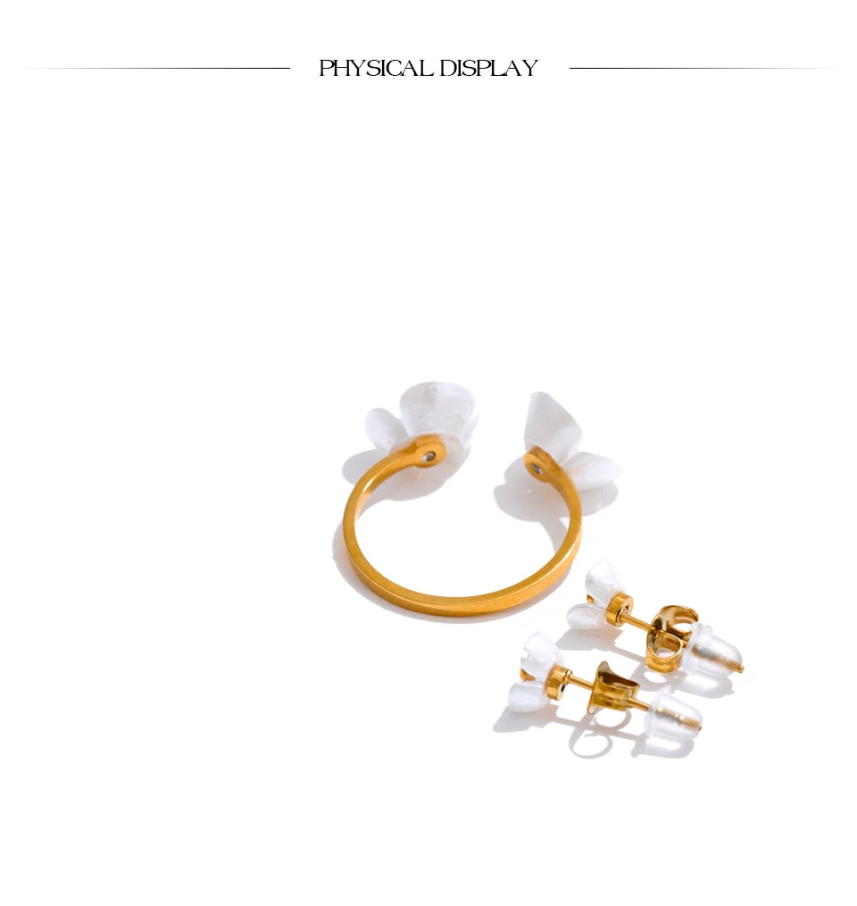 Resin flower earrings in gold-plated stainless steel with resin.