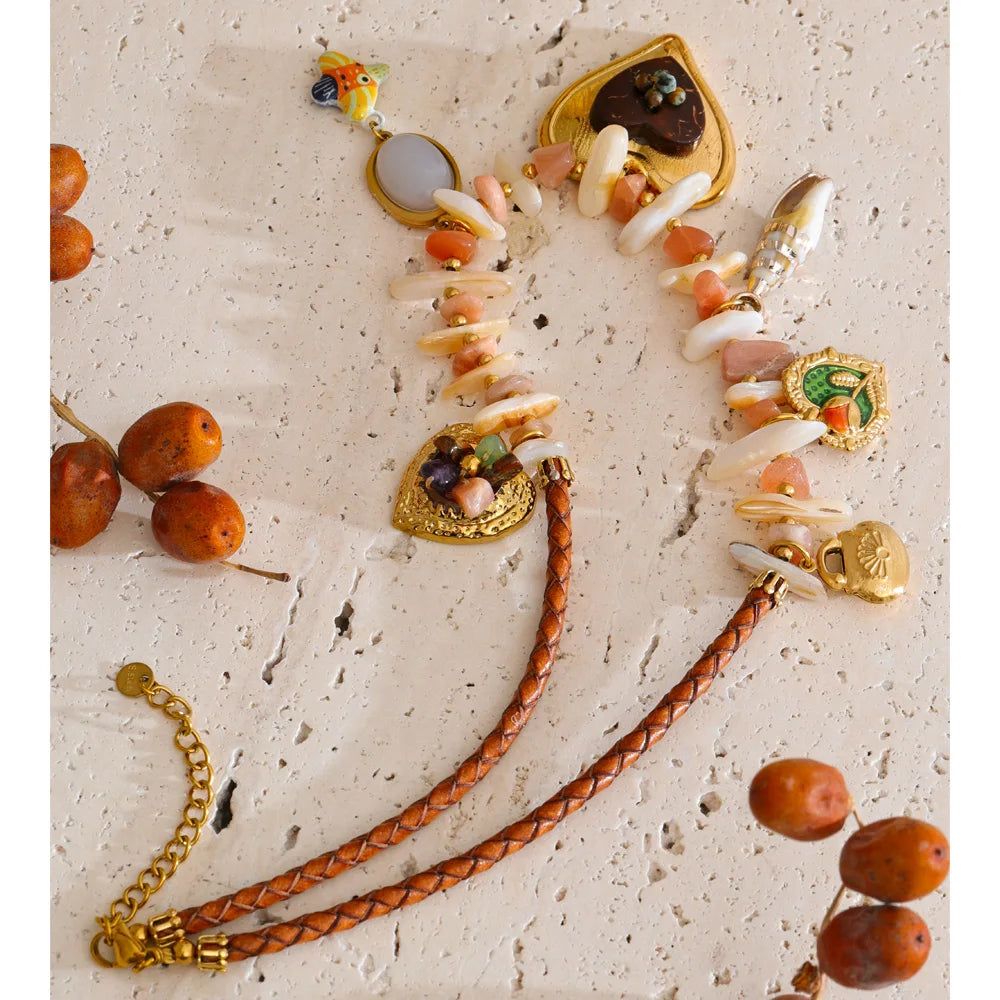 Shell heart flower necklace in gold-plated stainless steel with shell.