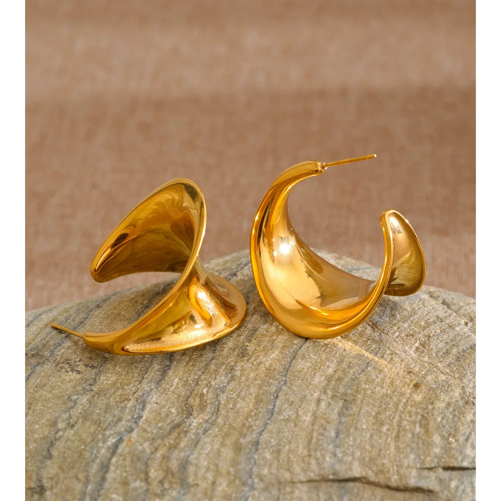 Geometric earrings in gold-plated stainless steel.