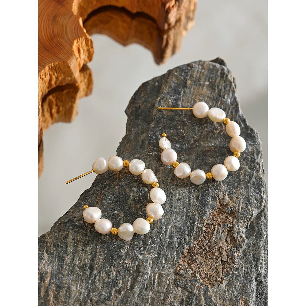 Freshwater pearl geometric earrings in gold-plated stainless steel with freshwater pearl.