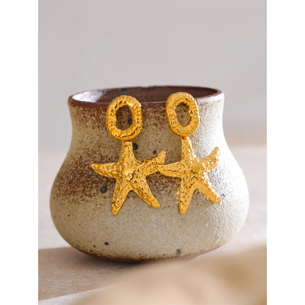 Star earrings in gold-plated stainless steel.
