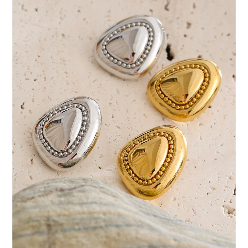 Geometric earrings in gold-plated stainless steel.