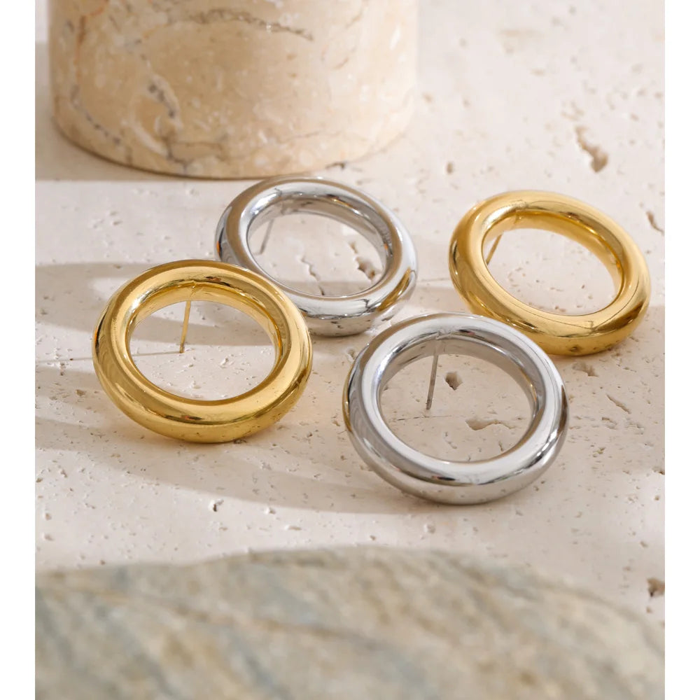 Geometric earrings in gold-plated stainless steel.