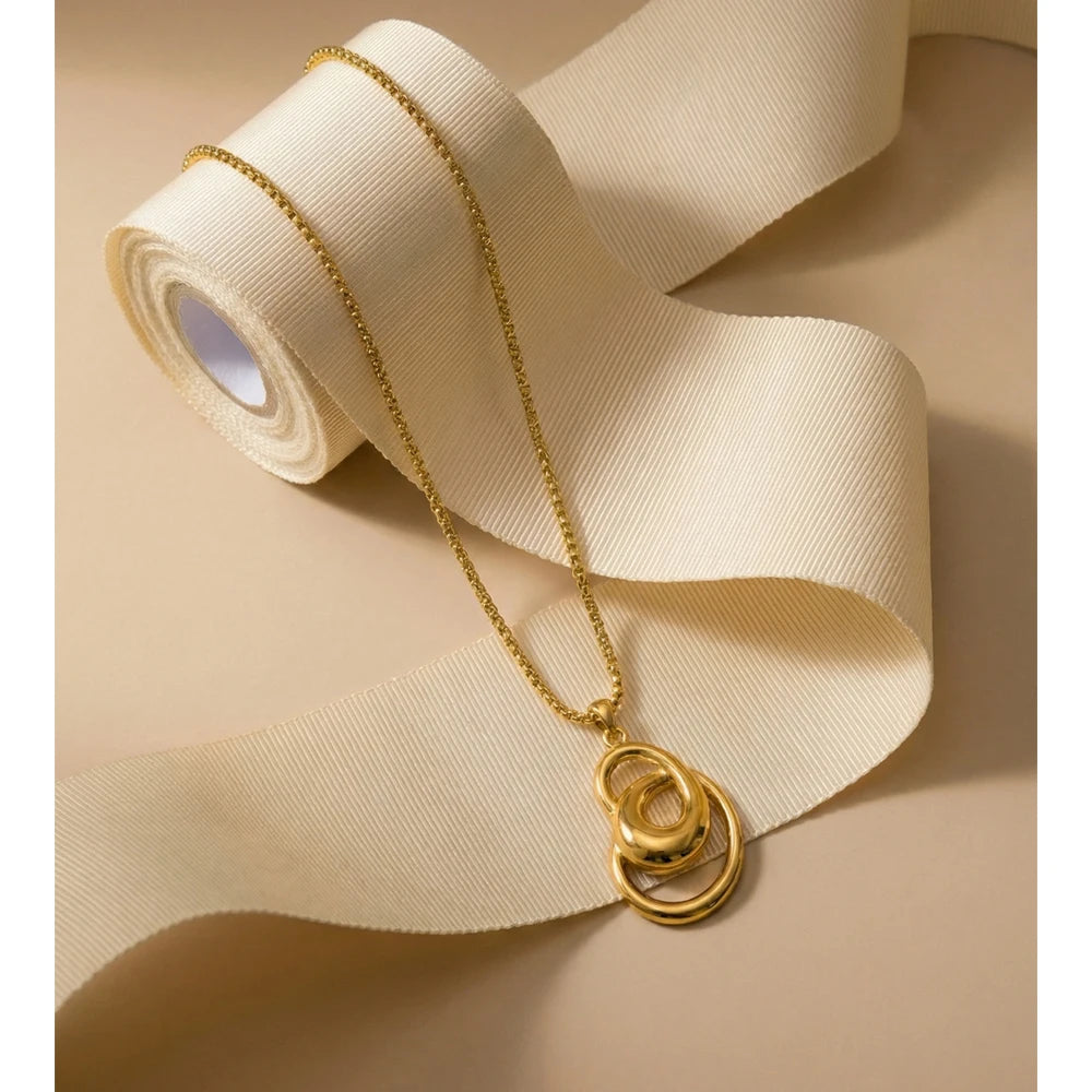 Geometric necklace in gold-plated stainless steel.