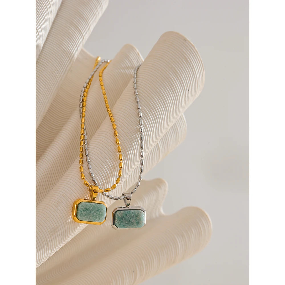 Natural stone geometric necklace in gold-plated stainless steel with natural stone.