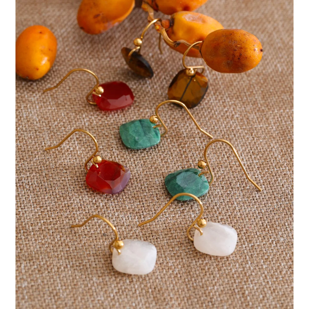 Natural stone geometric earrings in gold-plated stainless steel with natural stone.