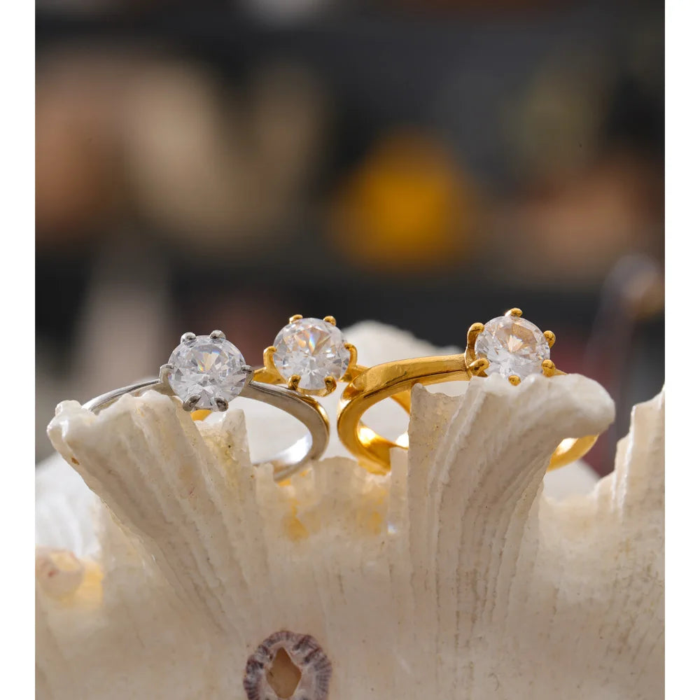 Cubic zirconia geometric ring in 18K gold-plated stainless steel with cubic zirconia.