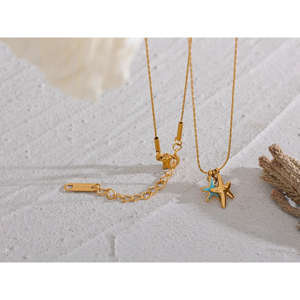Cubic zirconia star necklace in gold-plated stainless steel with cubic zirconia.