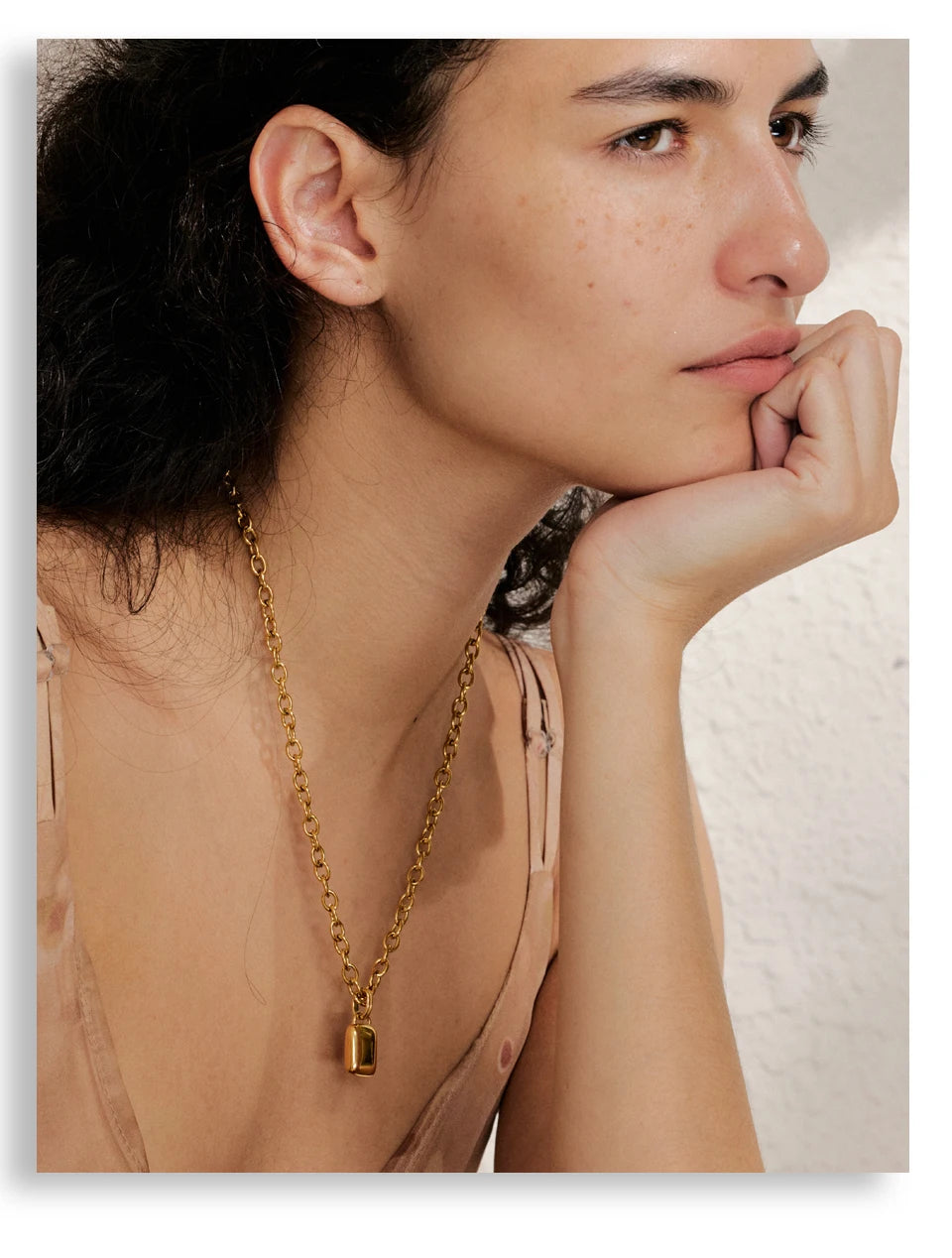 Geometric necklace in gold-plated stainless steel.