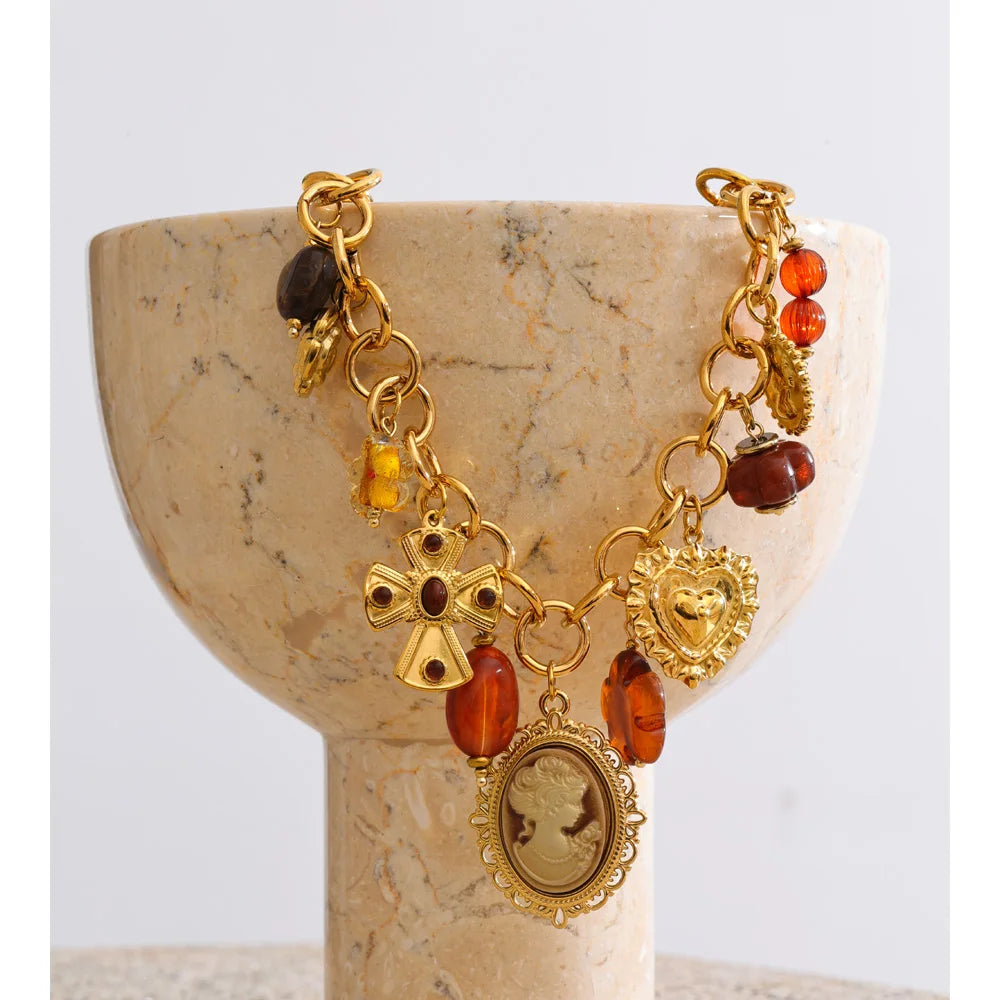 Resin acrylic heart necklace in gold-plated stainless steel with resin and acrylic.