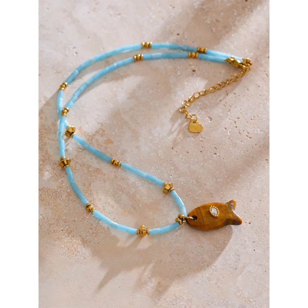 Natural stone geometric necklace in gold-plated stainless steel with natural stone.