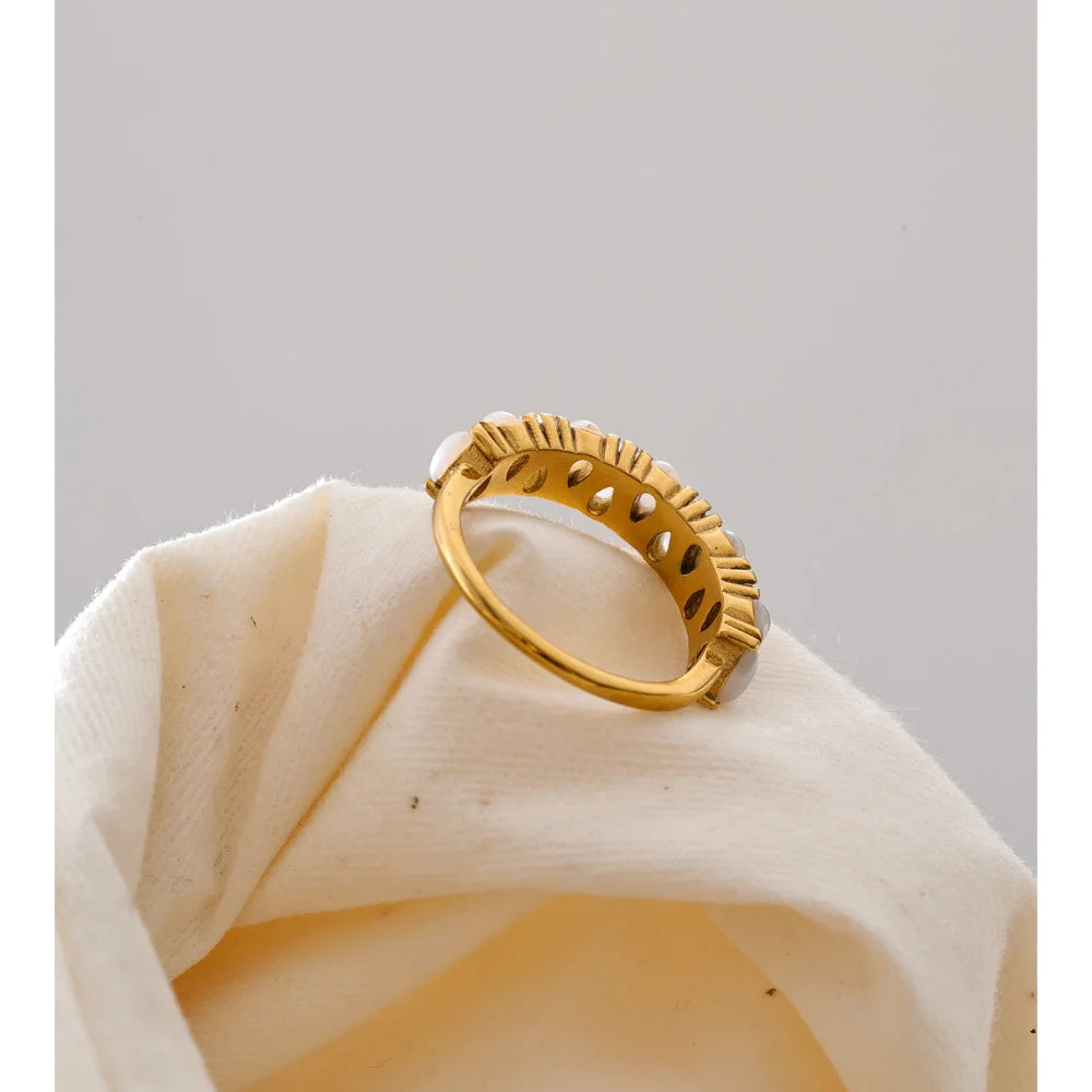 Pearl geometric ring in 18K gold-plated stainless steel with pearl.