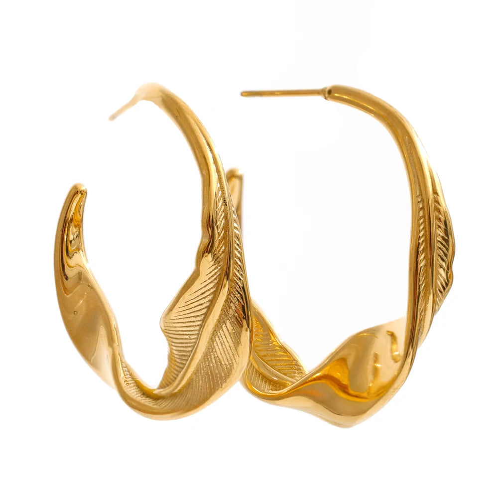 Geometric earrings in gold-plated stainless steel.