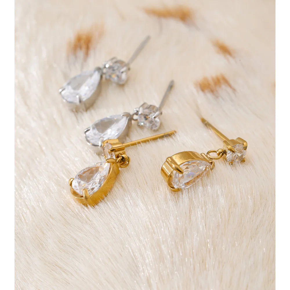 Cubic zirconia geometric earrings in gold-plated stainless steel with cubic zirconia.