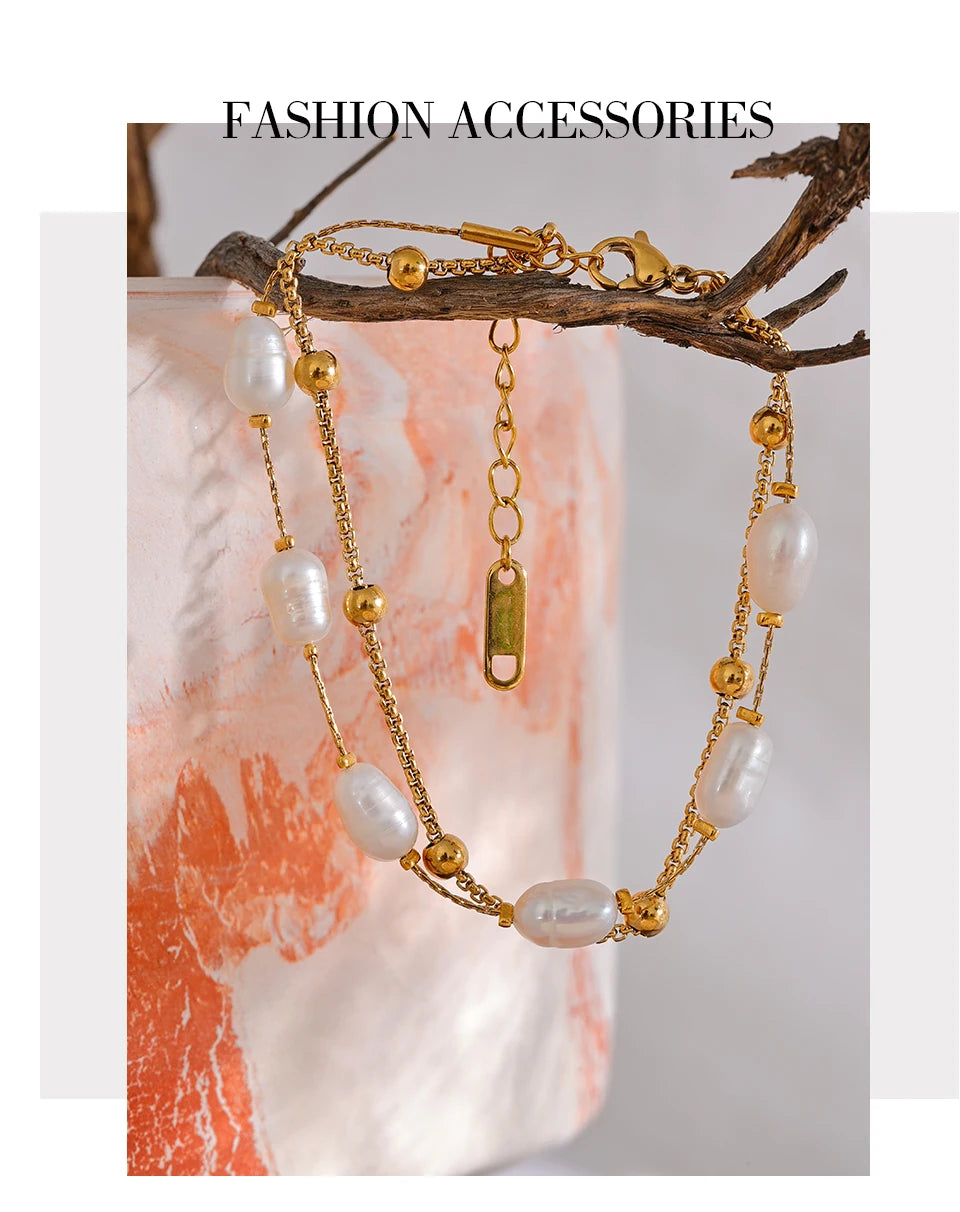 Freshwater pearl geometric chain necklace in gold-plated stainless steel with freshwater pearl.