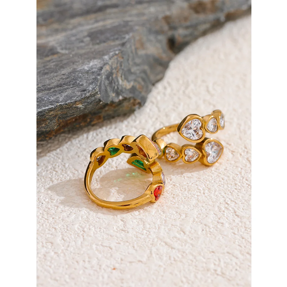 Cubic zirconia heart ring in 18K gold-plated stainless steel with cubic zirconia.