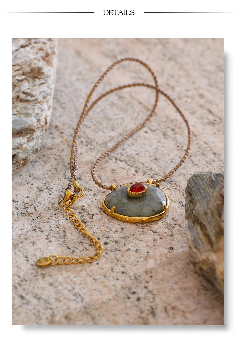 Natural stone geometric necklace in gold-plated stainless steel with natural stone.