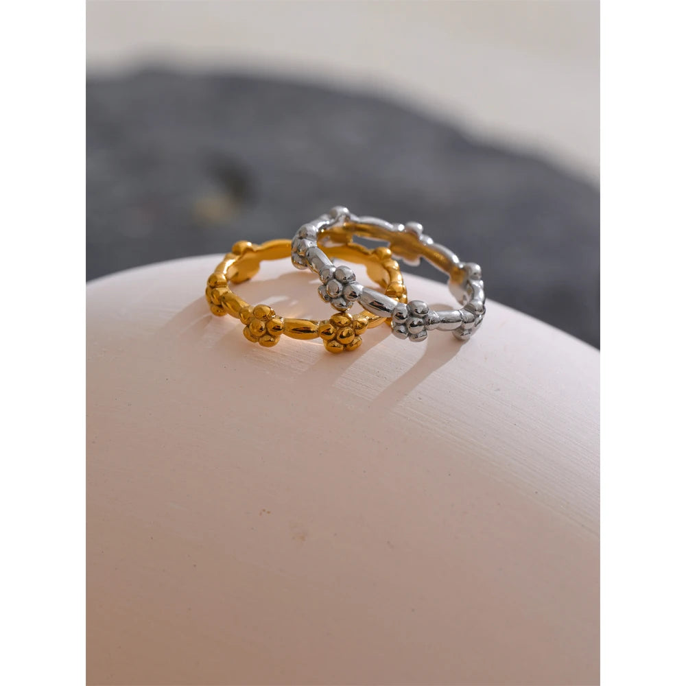 Flower ring in 18K gold-plated stainless steel.