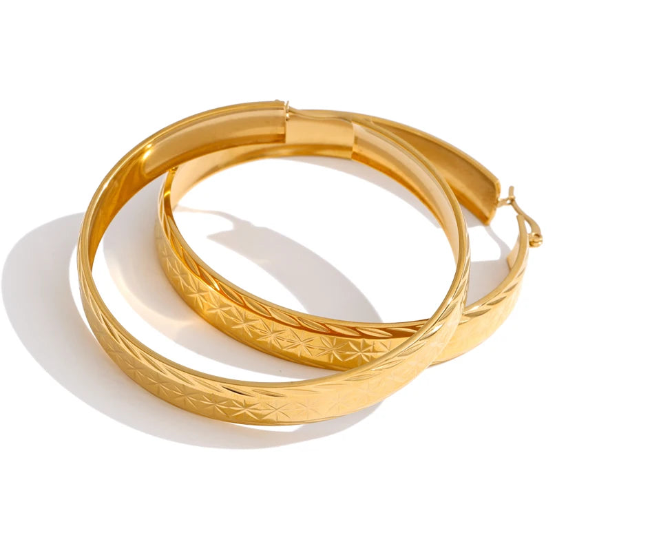 Geometric earrings in gold-plated stainless steel.