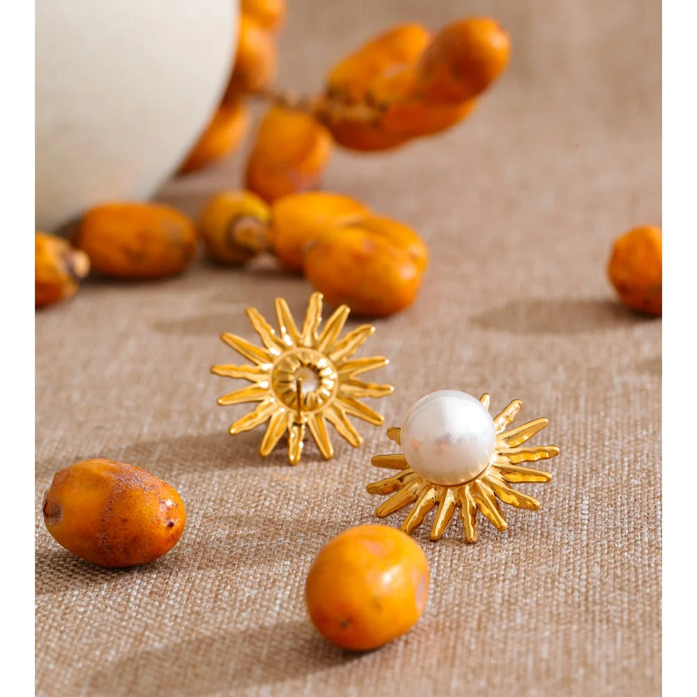 Pearl flower geometric earrings in gold-plated stainless steel with pearl.