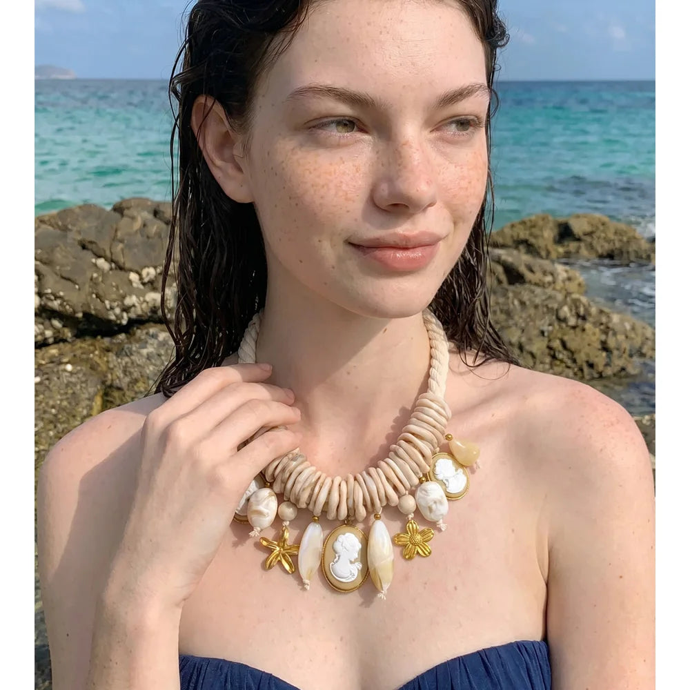 Resin flower geometric necklace in gold-plated stainless steel with resin.