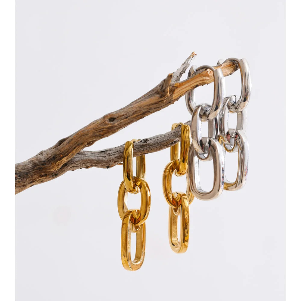 Geometric earrings in gold-plated stainless steel.