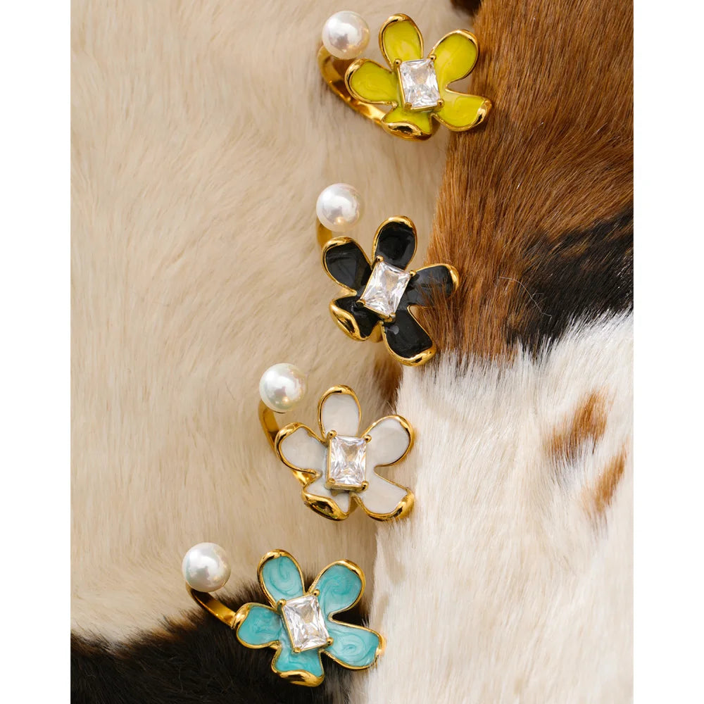 Cubic zirconia enamel flower ring in gold-plated stainless steel with cubic zirconia and enamel.