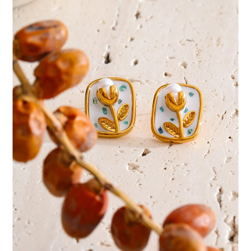 Pearl enamel flower earrings in gold-plated stainless steel with pearl and enamel.