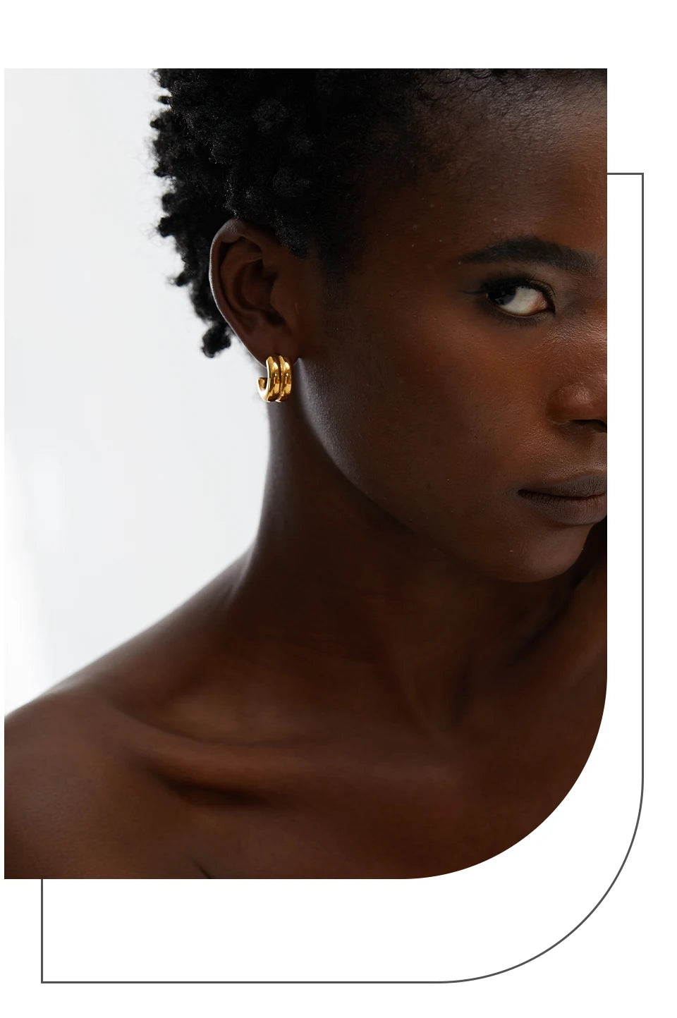 Minimalist geometric earrings in gold-plated stainless steel.