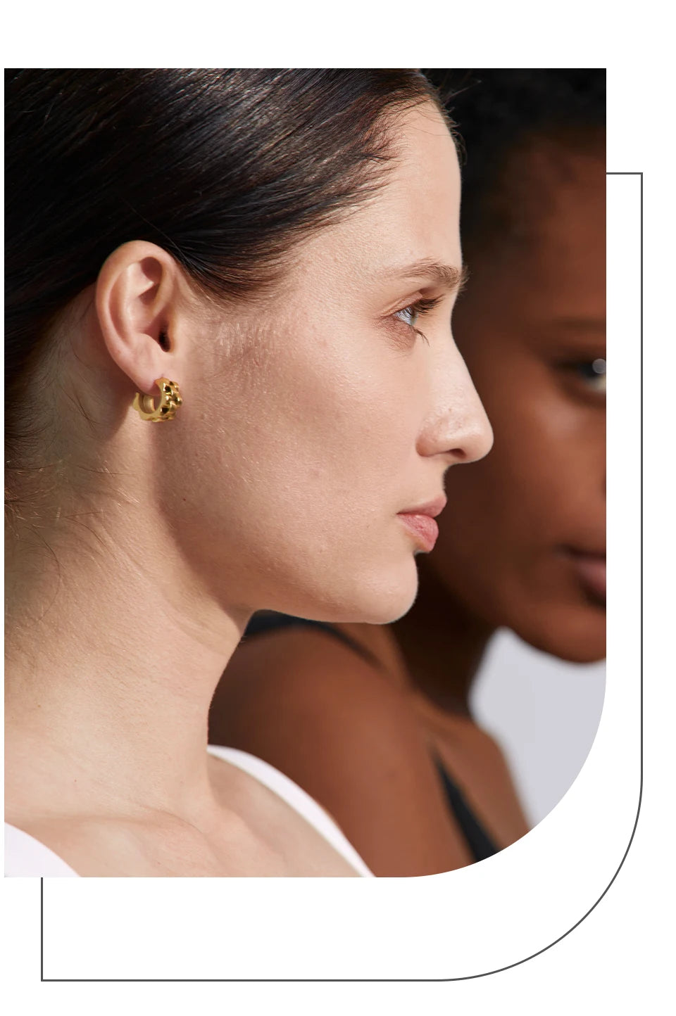 Hammered geometric earrings in 18K gold-plated stainless steel.