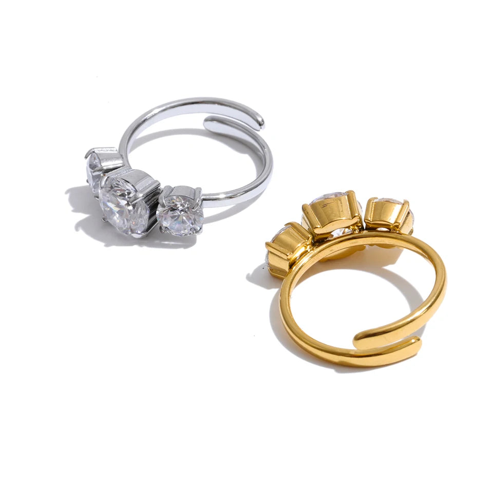 Cubic zirconia minimalist geometric ring in 18K gold-plated stainless steel with cubic zirconia.