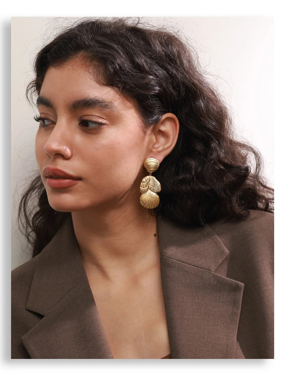 Shell geometric earrings in gold-plated stainless steel with shell.
