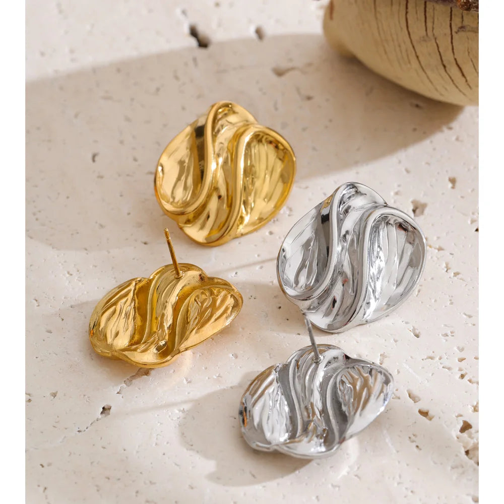Geometric earrings in 18K gold-plated stainless steel.