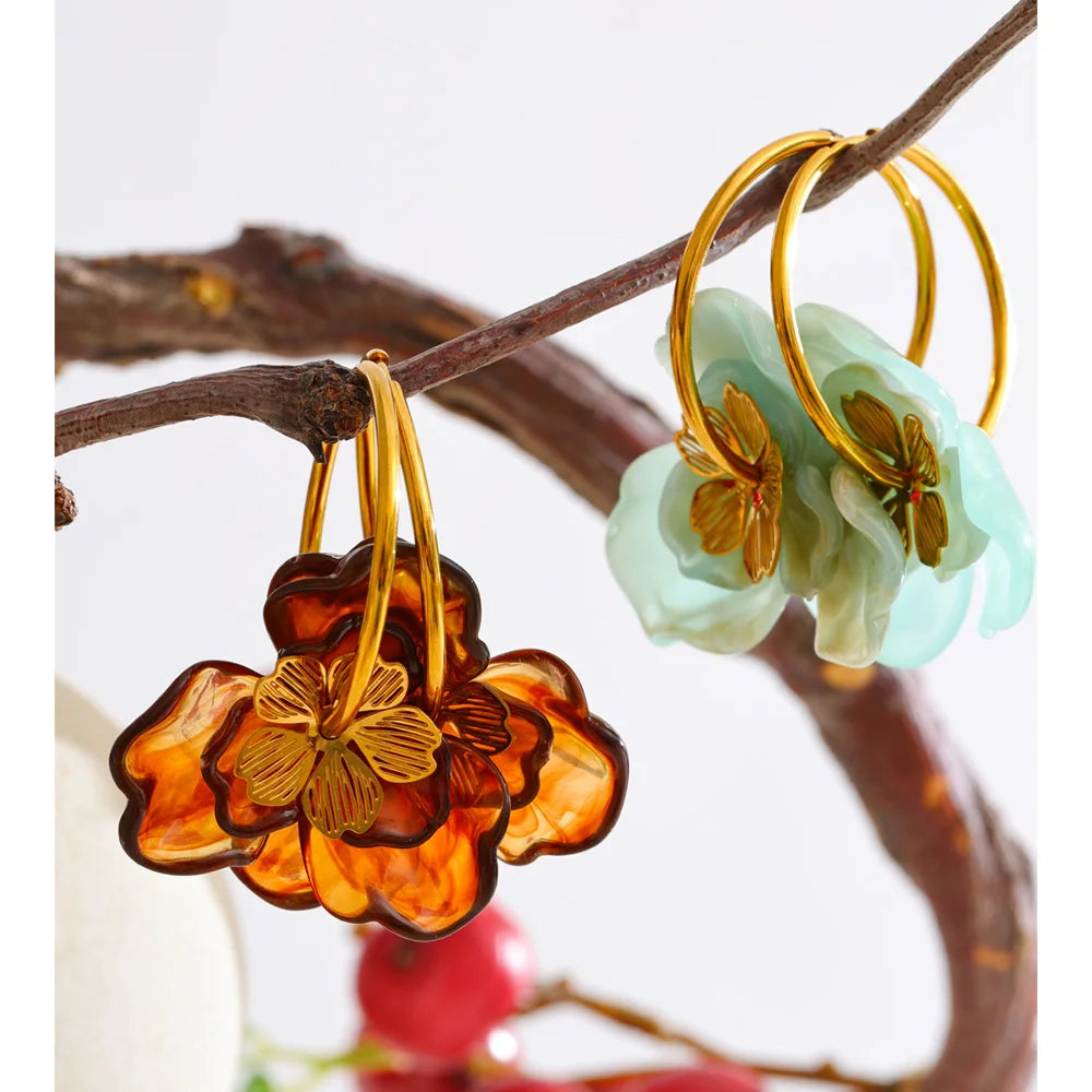 Resin flower earrings in gold-plated stainless steel with resin.