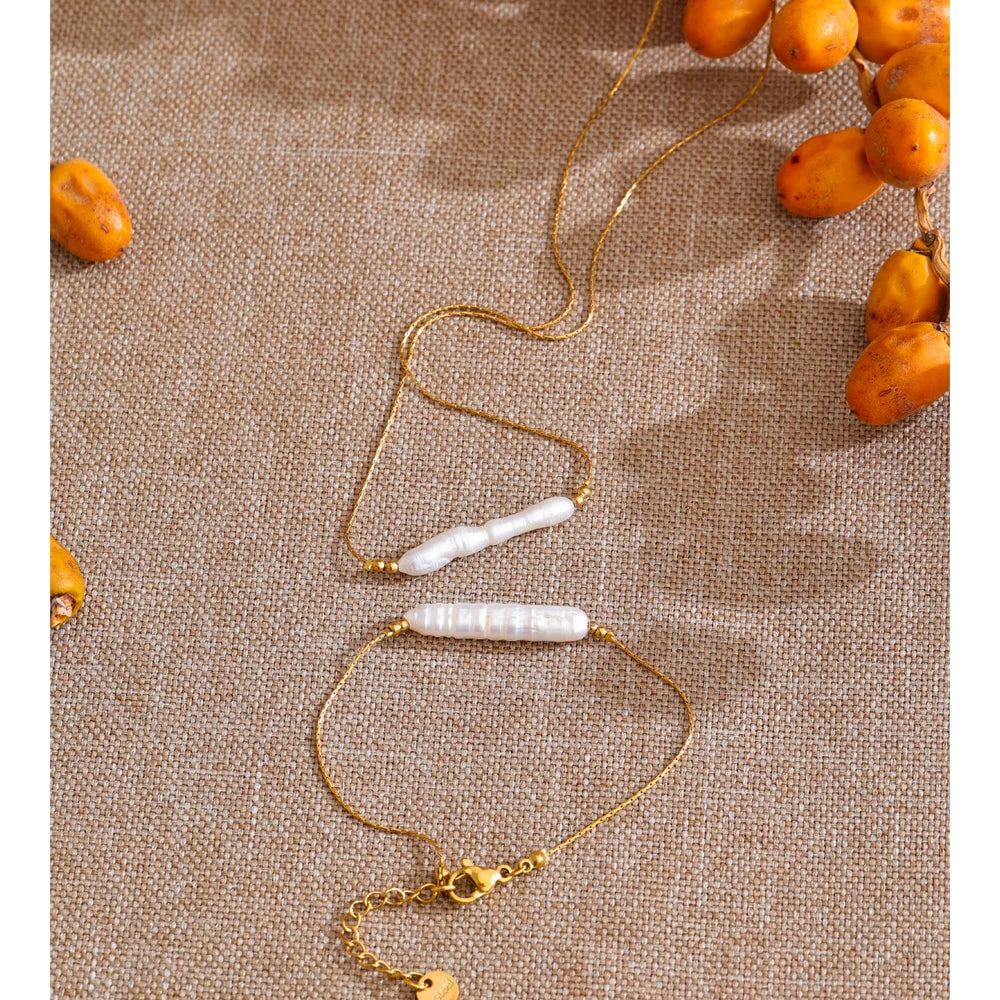 Freshwater pearl geometric chain necklace in gold-plated stainless steel with freshwater pearl.
