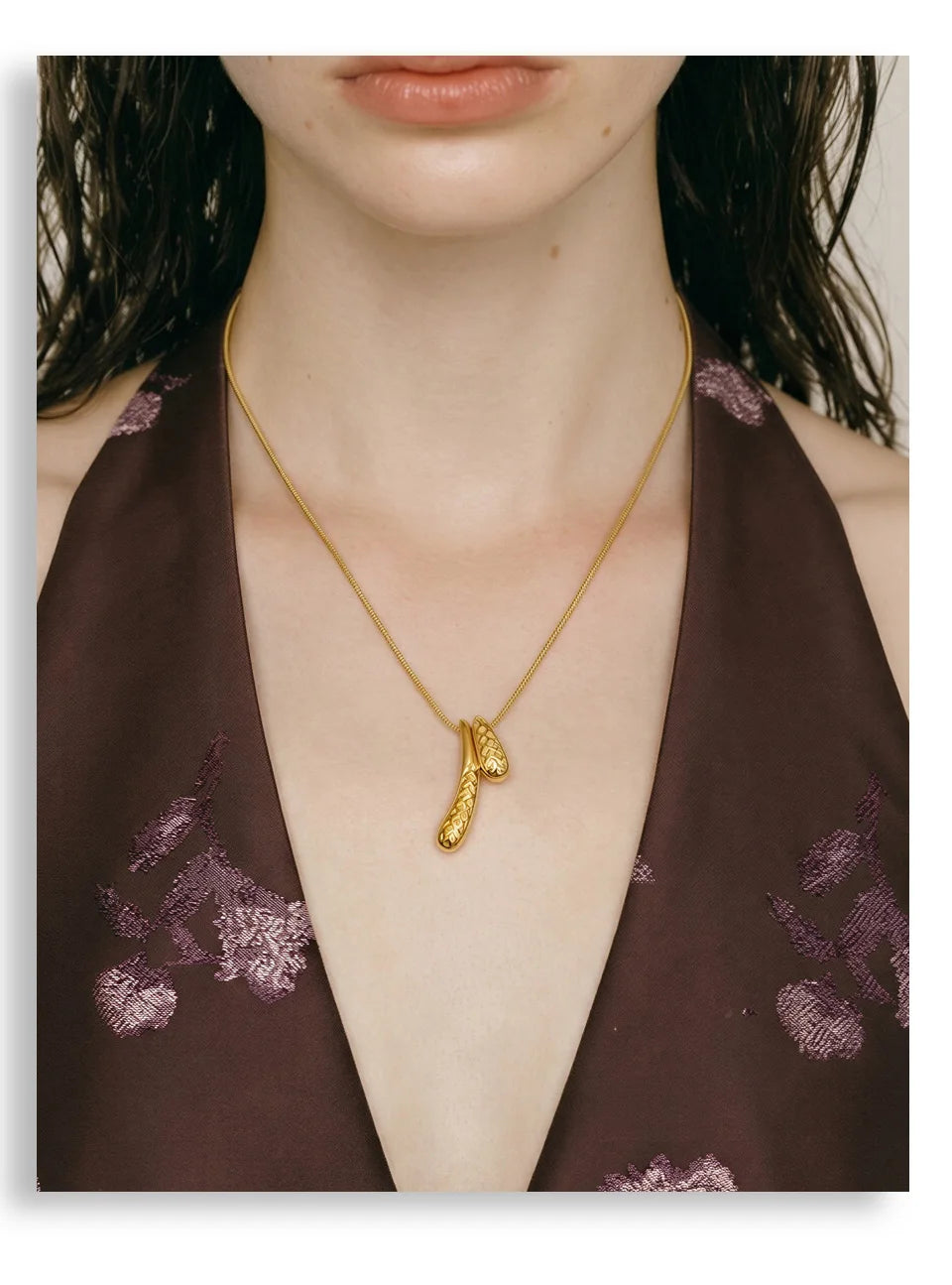 Geometric necklace in gold-plated stainless steel.