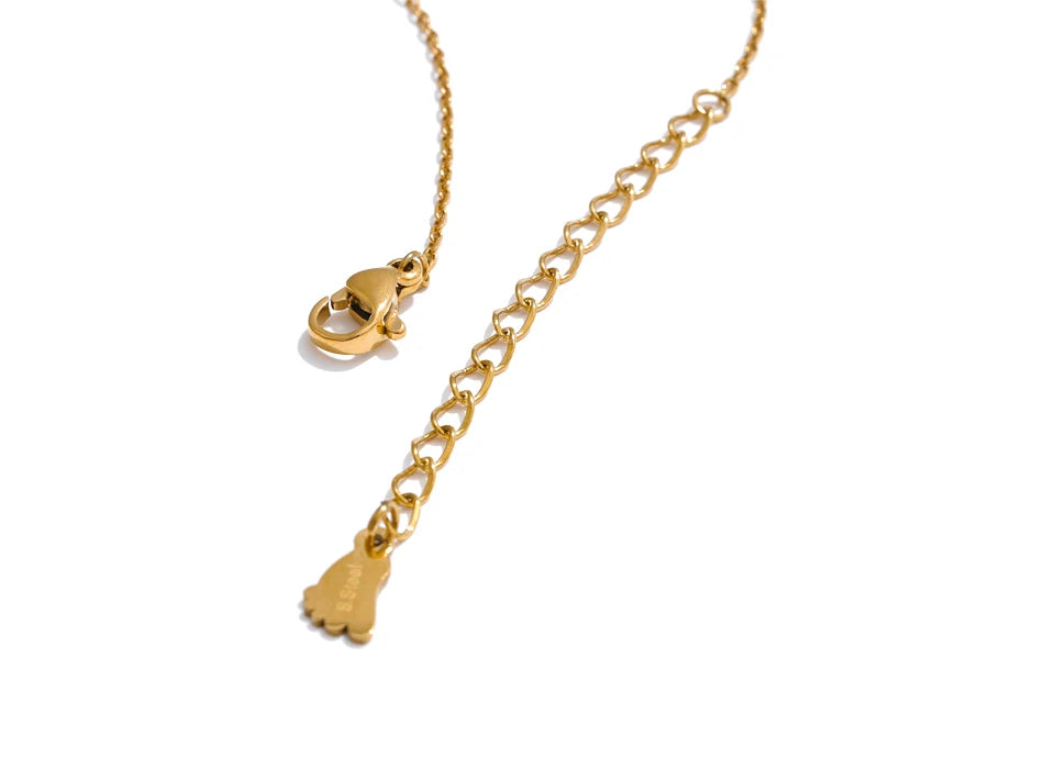 Freshwater pearl geometric chain necklace in gold-plated stainless steel with freshwater pearl.